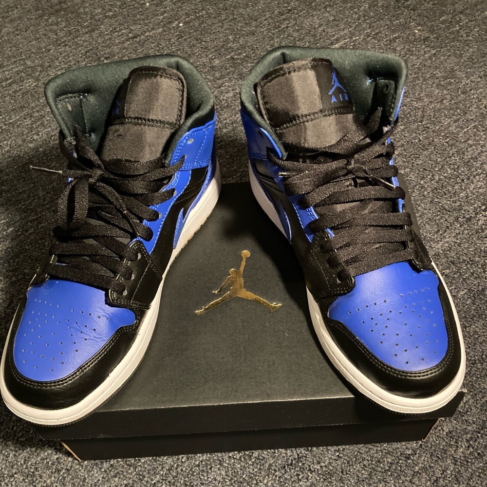 Jordan 1 Mids hyper royal